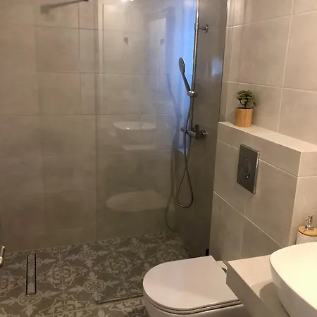 Barbara's One Bedroom Apartment *